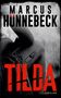 Text: "Marcus Hünnebeck", "Tilda", "Thriller". Schwarz-Weiß-Illustration einer Frau, die mit einem Messer posiert.