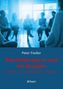 „Peter Fiedler: Psychotherapie in und mit Gruppen“ steht in einem blauen Bereich. Oben sitzen Menschen unscharf im Kreis., Buch