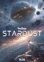 "Perry Rhodan Stardust" zeigt ein riesiges Raumschiff, das durch ein Asteroidenfeld im Weltraum fliegt., Buch