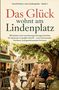 „Das Glück wohnt am Lindenplatz“ ist der Titel. Eine malerische Straßenszene mit älteren Menschen bei einem Café., Buch
