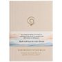 „Dankbarkeitstagebuch: Kleine Schritte für ein glücklicheres Leben“; spiralförmiges goldenes Logo, pastellfarbenes Design., Buch