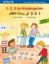 Titel: "1, 2, 3 im Kindergarten". Deutsch-Arabisch. Kinder spielen Karten. Illustration von Kindern beim Spiel.