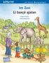 "Im Zoo, Li baxçe ajalan." Ein Kind mit Spielzeugtieren und eine Frau schauen Elefanten, Giraffe und Zebra an.