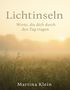 „Lichtinseln. Worte, die dich durch den Tag tragen.“ Martina Klein. Sonnenaufgang über nebligem Feld mit Grashalmen., Buch