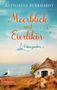 Text: "Katharina Burkhardt, Meerblick und Eierlikör, Ostseezauber." 
Ein Strandhaus mit Reetdach, Meer, Möwen und einem "Willkommen"-Schild., Buch