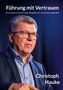 „Führung mit Vertrauen“, Ratgeber für Führungskräfte. Darunter der Name Christoph Hauke. Mann mit Brille und Anzug., Buch