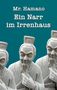 Der Text „Mr. Hamano Ein Narr im Irrenhaus“ ist auf einem türkisfarbenen Hintergrund. Darunter sind Statuen asiatischer Männer., Buch