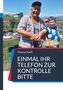 Thomas Ranft. Einmal Ihr Telefon zur Kontrolle bitte. Ein lächelndes Paar im Freien, hält einen Teller mit Essen., Buch