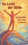 Text: "Im Licht der Stille", "Spiritualität - wild, still, achtsam", "Hans Löwer". Illustration: Eine Figur hebt die Arme im strahlenden Licht.