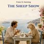 Text: „Franc O. Honning, The Sheep Show“. 

Ein Mann und ein Schaf sitzen an einem Tisch vor einer Küstenlandschaft., Buch
