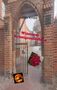 Text: "Uta Kropp", "Wismarer Krimigeschichten". Ein Torbogen aus Backstein, eine rote Rose und ein Mond mit Katze., Buch