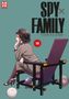 "SPY × FAMILY, Tatsuya Endo, 16" auf blauem Hintergrund. Frau im Sessel, Bälle um sie herum. Illustration., Buch
