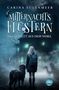 "Mitternachtsflüstern: Das Skelett aus dem Nebel". Eine Frau mit Rucksack und Hund vor einem unheimlichen, nebligen Haus., Buch