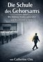 „Die Schule des Gehorsams: Wie Bildung Konformität lehrt und Kreativität erstickt.“ Ein Mann verlässt farbenfroh eine graue Reihe., Buch