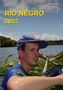Text: „RIO NEGRO 2002. DEINE MISSION: ENTSCHEIDE, WIE ES WEITERGEHT.” Mann in blauer Mütze im Wasser., Buch
