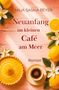 "Neuanfang im kleinen Café am Meer" von Anja Saskia Beyer. Zitronentarte, Espresso, Orangen und Blüten auf Holztisch., Buch