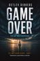 Text: "Detlev Dirkers, GAME OVER, Tod auf dem IJsselmeer, Die Amsterdam-Krimis · Band 1, Commissaris Jacob Peeters ermittelt."  
Ein Segelboot auf einem dunklen Meer bei Sonnenuntergang, dramatischer Himmel., Buch