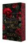 Text: "NIGHT SKYE ISABELLA RUSSO A ROMANCE WRITTEN IN BLOOD." Rote Rosen auf dunklem Hintergrund mit blutartigem Tropfen., Buch