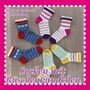 Text: "Marion von Gratkowski, www.landsach.de, Socken mit Rüschenbündchen". Sechs Paar bunte Socken auf Holz., Buch