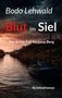 „Blut im Siel“ steht über einem Fluss bei Dämmerung, eingerahmt von Bäumen., Buch