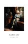 „MARIE RAU“ und „Christoph R. Reltir“ unten. Gemälde einer älteren Frau, die aus einem Fenster schaut., Buch