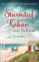 „Sturmtief und Kakao mit Schuss“, darunter „Ostseezauber“ neben einem Segelboot. Strand mit Surfbrettern, rotes Haus., Buch