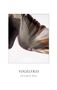 „VOGELFREI“ – Christoph R. Reltir. Nahaufnahme eines fliegenden Vogels von unten., Buch