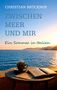 CHRISTIAN BRÜCKNER, ZWISCHEN MEER UND MIR, Ein Sommer in Italien. 
Eine Tasse Kaffee auf einem Tisch vor Meerblick., Buch