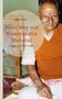 „Jean Dunn: Mein Weg mit Nisargadatta Maharaj. Tagebuch 1977-1981.“ Ein älterer Mann in orangener Kleidung sitzt dort., Buch