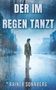 „DER IM REGEN TANZT“, „RAINER SONNBERG“. Ein Mann steht auf einer regnerischen, leeren Straße in blauem Licht., Buch
