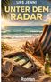 "UNTER DEM RADAR" oben, "Roman" unten. Strand, Sonnenuntergang, Liegestuhl, offene Tasche mit Geld, grüne Flasche., Buch