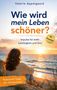 Text: „Wie wird mein Leben schöner? Impulse für mehr Leichtigkeit und Sinn. Praktische Tipps fürs Glücklichsein.“ Eine Frau sitzt am Strand bei Sonnenuntergang., Buch