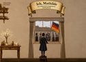 "Ich, Mathilde", historisch inspiriertes Vorlesebuch, Banner-Stil. Kind schaut aus Fenster, Fahne draußen, alte Kleidung., Buch