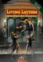 "Living Letters: Der Ruf der Vargrim" steht in leuchtenden Buchstaben über einem Buchladen. Eine Klaue greift aus dem Fenster., Buch