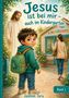 (Text:) "Jesus ist bei mir – auch im Kindergarten", "Kindergarten", "Jasmin Toru", "Band 1". 

Ein Kind mit Rucksack, Jesus und eine Frau vor einem Kindergarten., Buch