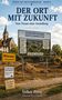 Titel: "Der Ort mit Zukunft: Vom Traum einer Ansiedlung". Baustelle mit Schild "Zukunftspark Mittlerweiler" und Kirche., Buch