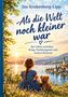 Buchtitel: "Als die Welt noch kleiner war". Ein Mädchen und Teddy blicken auf einen See bei Sonnenuntergang, Blumenwiese., Buch