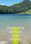 "Melanie Seifert" oben, "ZWISCHEN BERGEN UND HIMMEL" unten. Klarer See, grüne Hügel und Wälder im Hintergrund., Buch