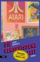 "Die verschissene Zeit" von Barbi Marković, Roman. Vor einem Retro-Hintergrund mit Atari-Logo, Spielzeug und Computer., Buch