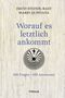 Text: "Worauf es letztlich ankommt", "100 Fragen • 100 Antworten". Illustration: Kreisförmiges Labyrinth mit Figur., Buch