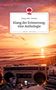"Klang der Erinnerung; eine Anthologie" steht über einem Sonnenuntergang am Strand mit Radio und Fotos im Vordergrund., Buch