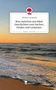 Text: "Adriana Lyczywek. Was zwischen uns blieb. Geschichten vom Suchen, Finden und Loslassen. story.one – Life is a story." Sicht auf ein Meer bei Sonnenuntergang., Buch