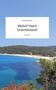 Text: Sabine Benedukt, Wohin? Nach Griechenland!, story.one. Strand mit blauem Wasser und Bäumen im Hintergrund., Buch