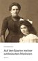 "Auf den Spuren meiner schlesischen Ahninnen" von Maria Margareta Koch. Zwei Frauen in historischer Kleidung, eine sitzt., Buch