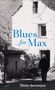 „Blues for Max“ von Dieter Bachmann in blauer und weißer Schrift. Ein Mann steht vor einem alten Steinhaus.