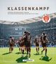 KLASSENKAMPF. Text über die Bundesliga-Saison von FC St. Pauli. Logo des Vereins. Fußballspieler umarmen sich im Stadion.