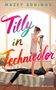„MAZEY EDDINGS, Tilly in Technicolor“. Eine Frau hält eine Kamera; ein Mann liegt auf einem Bett in einem hellen Raum., Buch