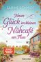 Cover für "Neues Glück im kleinen Nähcafé am Fluss" von Sabine Schmidt, zeigt ein idyllisches Café am Fluss im Herbst.