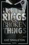 "Pretty Rings & Broken Things" steht über einem Bild eines Anzugs mit Fliege und Lippenstiftabdruck am Kragen., Buch