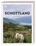 „SCHOTTLAND – EINE AUGENREISE“ von Maud Simon. Zwei Schafe vor einer grünen Landschaft mit Hügeln und einem See., Buch